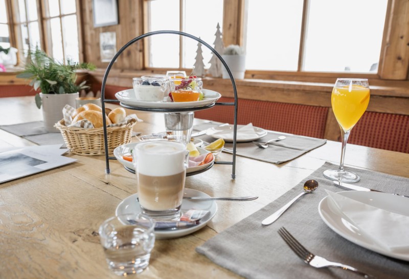 Fr&uuml;hst&uuml;cksturm My Sportalm beim Fr&uuml;hst&uuml;ck auf der Alm &copy; Lorenz Masser Fotografie