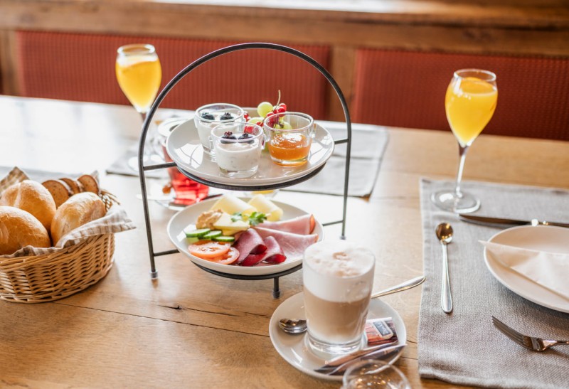 Beim Fr&uuml;hst&uuml;cken auf der My Sportalm in Ski amad&eacute; einen Fr&uuml;hst&uuml;cksturm genie&szlig;en &copy; Lorenz Masser Fotografie