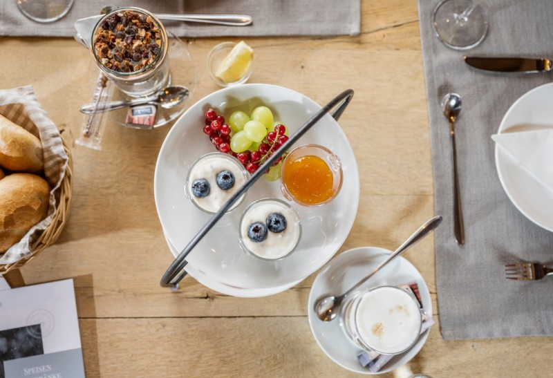 Frisches Joghurt beim Fr&uuml;hst&uuml;ck auf der My Sportalm in Ski amad&eacute; &copy; Lorenz Masser Fotografie