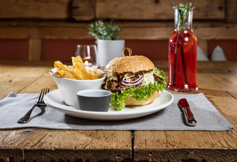 Leckere Burger mit frischem Getr&auml;nk auf der My Sportalm &copy; Lorenz Masser Fotografie