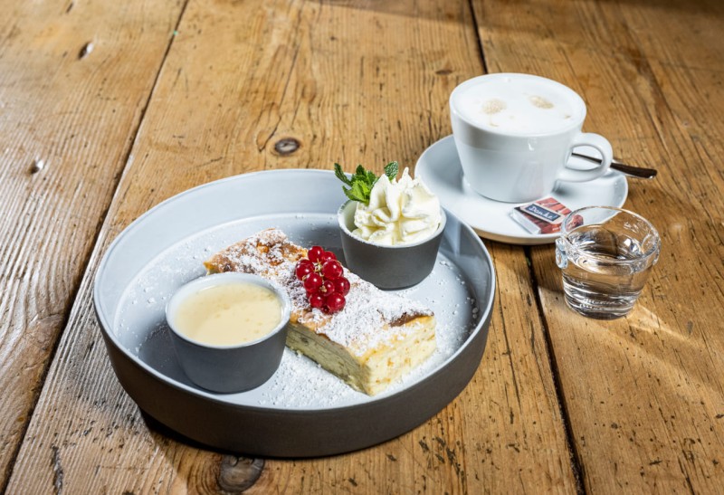 Selbstgemachter Kuchen als Dessert auf der Skih&uuml;tte  &copy; Lorenz Masser Fotografie