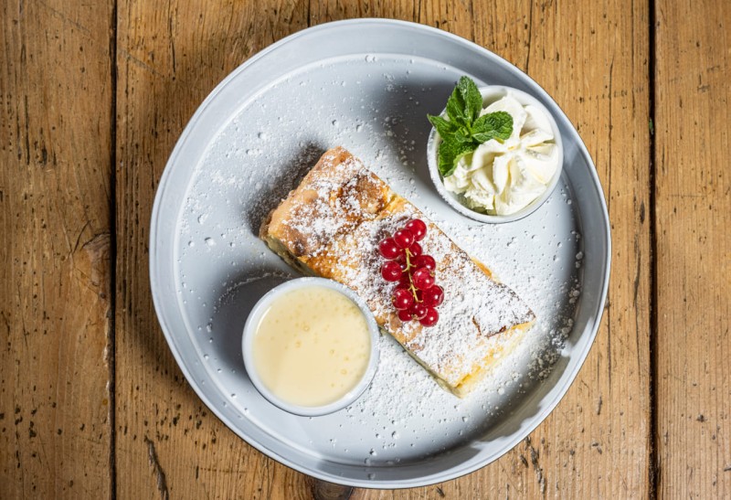 Frischer Topfenkuchen mit Sahne auf der My Sportalm  &copy; Lorenz Masser Fotografie