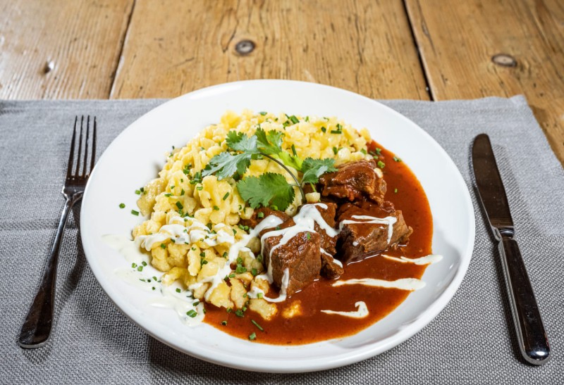 Gulasch mit selbstgemachten Nockerl auf der My Sportalm  &copy; Lorenz Masser Fotografie