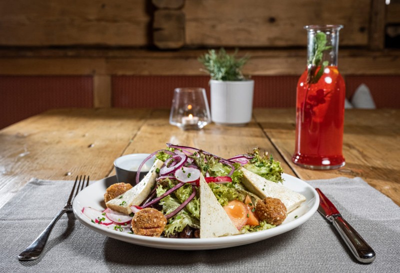 Frische, leckere Salate mit selbstgemachten Getr&auml;nken auf der Alm  &copy; Lorenz Masser Fotografie