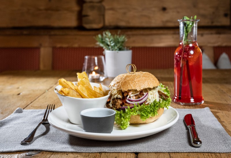 Selbstgemachte Burger mit regionalen Zutaten auf der My Sportalm  &copy; Lorenz Masser Fotografie