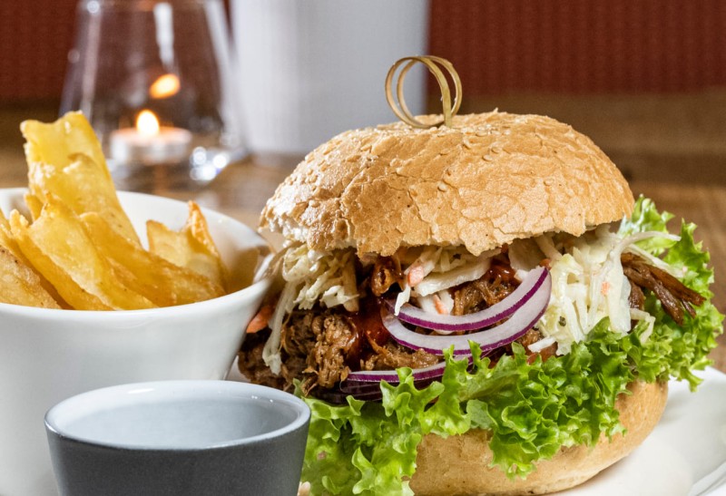 Unseren Burger m&uuml;ssen Sie definitiv probiert haben  &copy; Lorenz Masser Fotografie