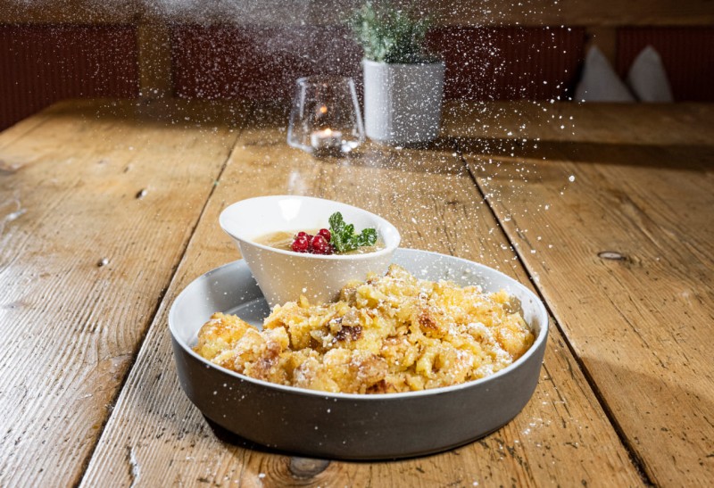 Ein Kaiserschmarrn als Dessert darf auf der Skih&uuml;tte nie fehlen  &copy; Lorenz Masser Fotografie