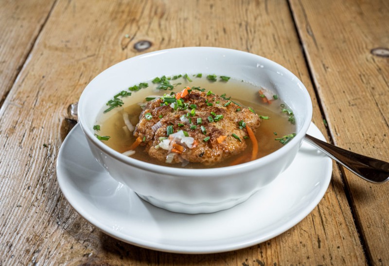 Unsere deftige Suppe zur Vorspeise ist ein Muss  &copy; Lorenz Masser Fotografie