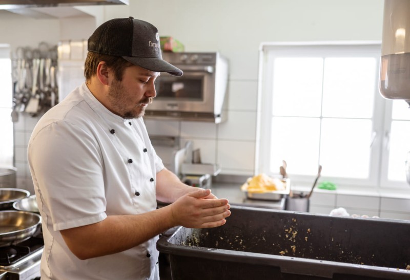 Unser Koch beim Formen der Kn&ouml;del &copy; Lorenz Masser Fotografie