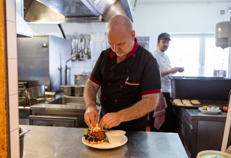 Unsere Speisen werden von unseren K&ouml;chen mit viel Liebe und Geschick zubereitet &copy; Lorenz Masser Fotografie