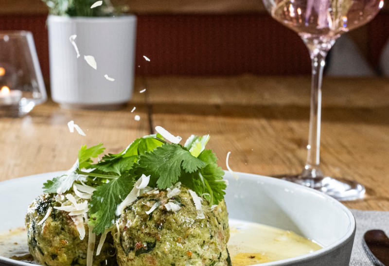 Unsere selbstgemachten Kn&ouml;del sind der Renner auf unserer Skih&uuml;tte  &copy; Lorenz Masser Fotografie