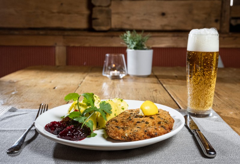 Ein Schnitzel mit Kartoffeln und dazu ein k&uuml;hles Bier darf ebenso nicht fehlen  &copy; Lorenz Masser Fotografie
