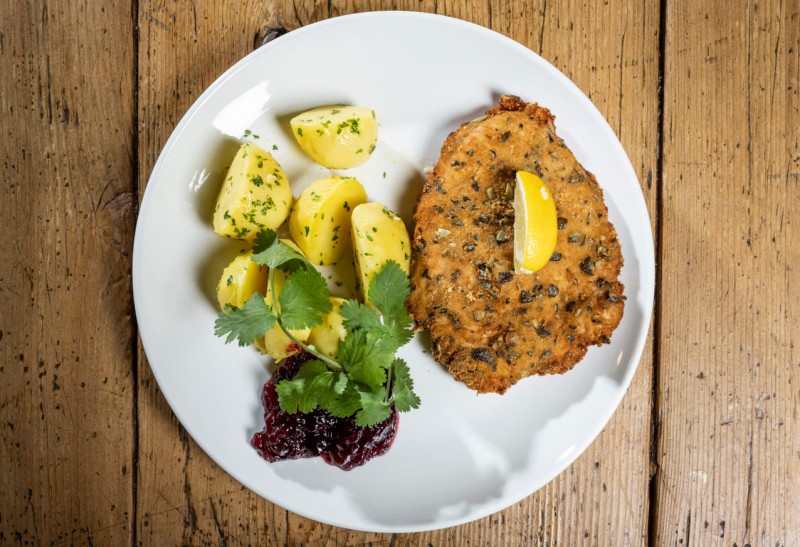 Schnitzel und Kartoffeln, hergestellt mit regionalen Zutaten  &copy; Lorenz Masser Fotografie