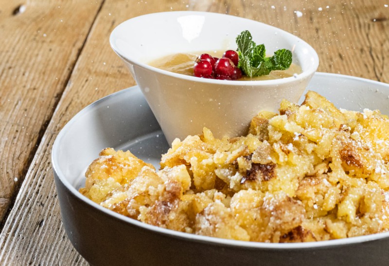 Frischer, selbstgemachter Kaiserschmarrn mit Apfelmus auf der Skih&uuml;tte My Sportalm in Ski amad&eacute; &copy; Lorenz Masser Fotografie