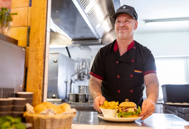 Unser Koch bei der Zubereitung der Speisen auf der My Sportalm &copy; Lorenz Masser Fotografie
