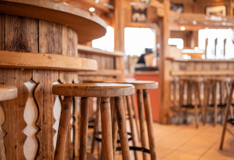 Sitzm&ouml;glichkeiten an der Bar auf der My Sportalm an der Bergstation der Gondel K&ouml;nigslehen &copy; Lorenz Masser Fotografie
