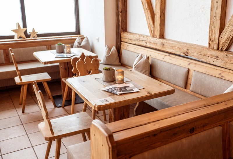 Gem&uuml;tliche Sitzbereiche zum Verweilen auf der Skih&uuml;tte My Sportalm  &copy; Lorenz Masser Fotografie