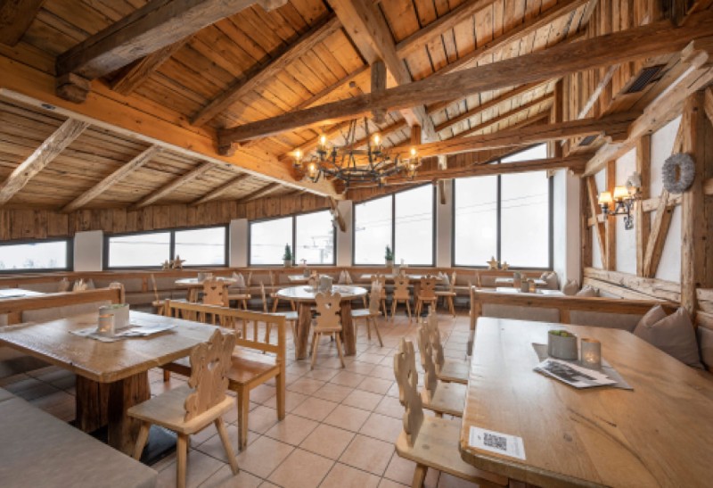 Hier genie&szlig;en Sie Ihre Speisen mit traumhafter Aussicht auf die umliegende Bergwelt  &copy; Lorenz Masser Fotografie