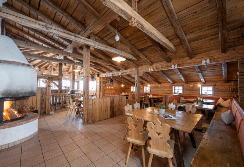 Unser Kamin sorgt f&uuml;r wohlige W&auml;rme auf der Skih&uuml;tte  &copy; Lorenz Masser Fotografie