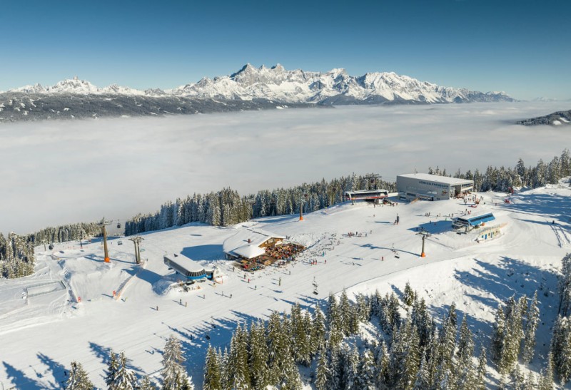 Aussicht auf die umliegende Bergwelt von der Bergstation der Gondel K&ouml;nigslehen im Skigebiet Radstadt-Altenmarkt in Ski amad&eacute; &copy; Lorenz Masser Fotografie