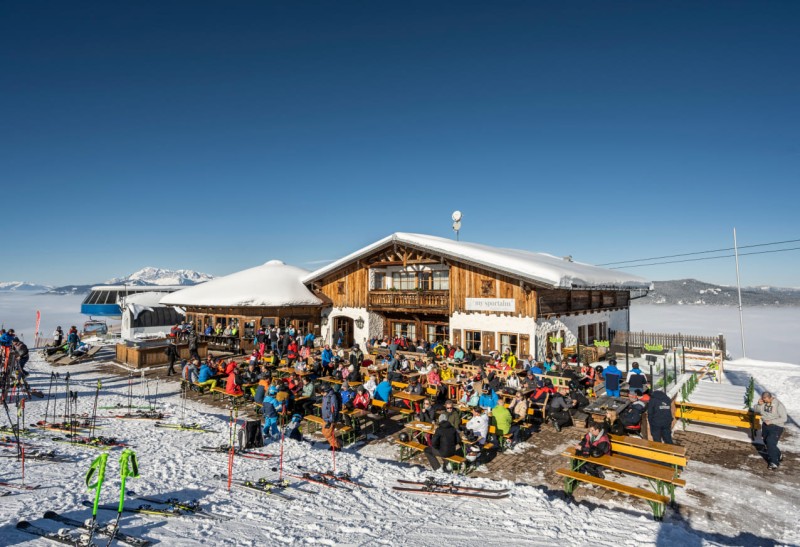 Feierlichkeiten auf der Skih&uuml;tte My Sportalm bei strahlendem Sonnenschein &copy; Lorenz Masser Fotografie