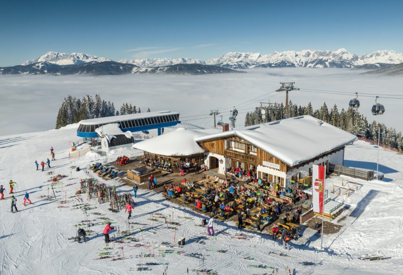 Gem&uuml;tliche Sonnenterrasse mit vielen Tischen zum ausgelassenen Feiern auf der My Sportalm