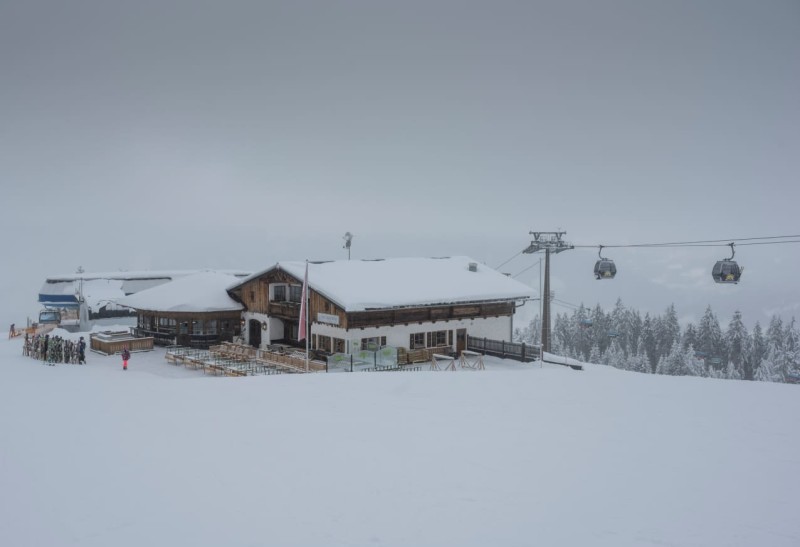 Winterlich verschneite Skih&uuml;tte My Sportalm &copy; Lorenz Masser Fotografie