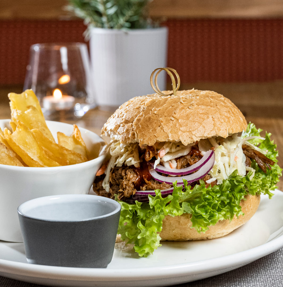 Köstlich deftige Burger auf der Skihütte © Lorenz Masser Fotografie