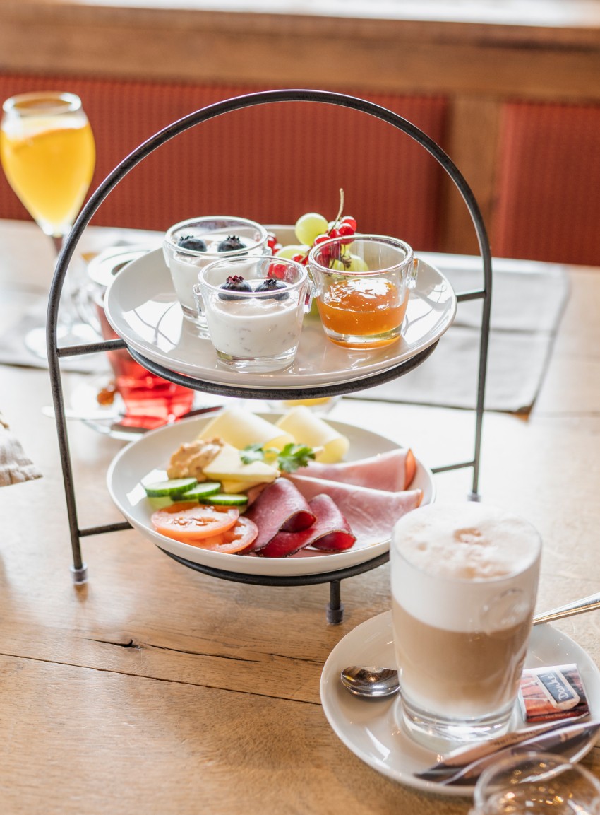 Ein Glas Sekt und das deftig-s&uuml;&szlig;e Fr&uuml;hst&uuml;ck auf der My Sportalm im Salzburger Land &copy; Lorenz Masser Fotografie