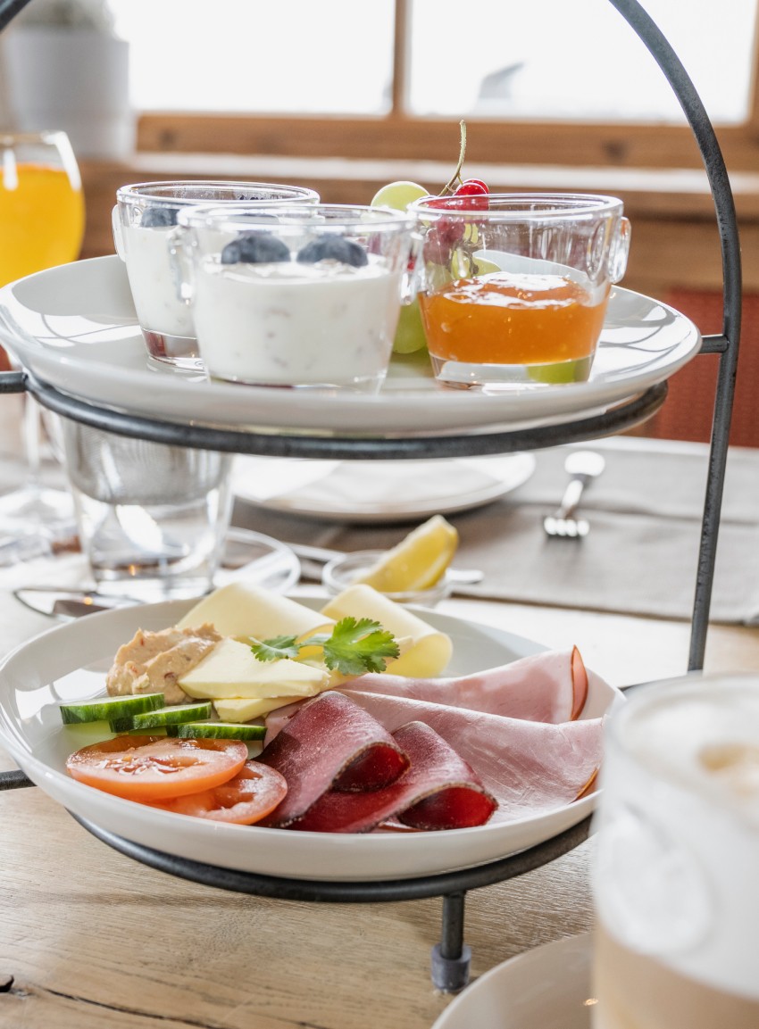 Wurst, K&auml;se, Butter, Marmelade, herrlich duftender Cappuccino &copy; Lorenz Masser Fotografie