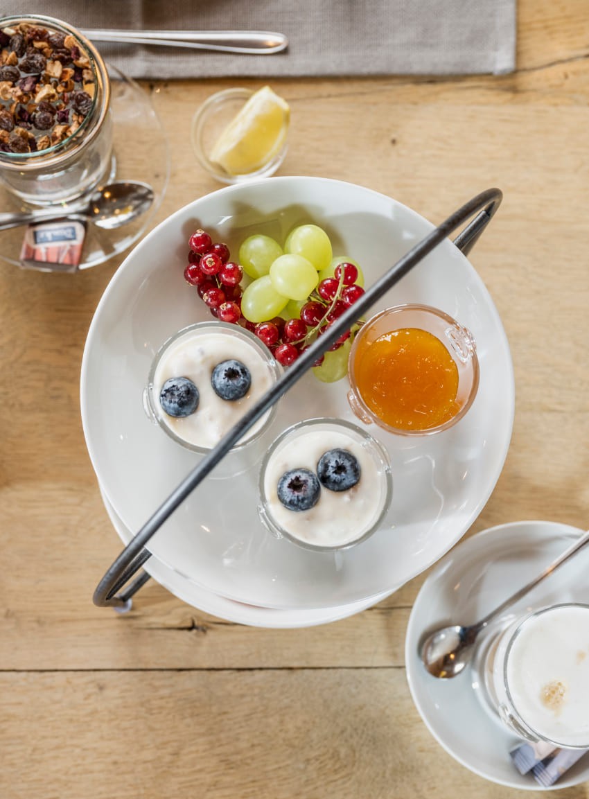 Frische Fr&uuml;chte und Joghurt auf dem MySportalm-Fr&uuml;hst&uuml;cksturm &copy; Lorenz Masser Fotografie