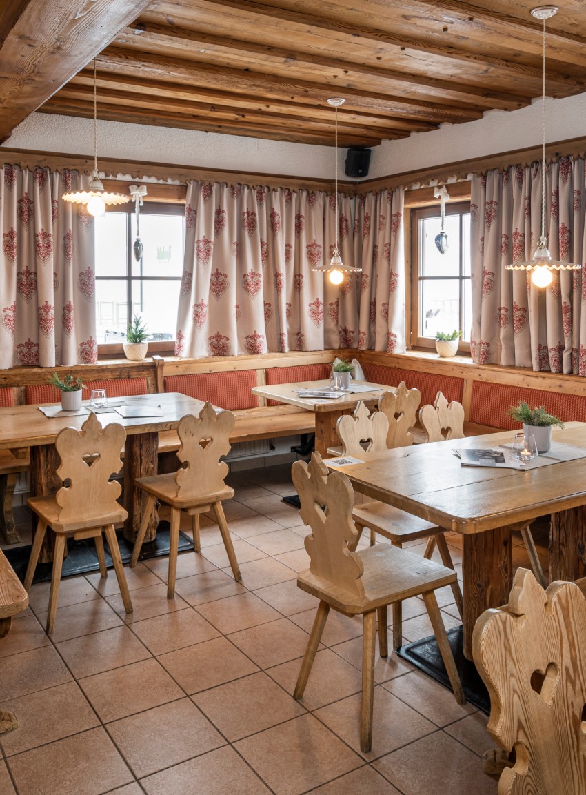Gemütliche Sitzbereiche in der Hütte © Lorenz Masser Fotografie