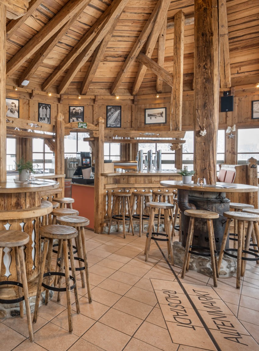 Bar und Sitzmöglichkeiten © Lorenz Masser Fotografie