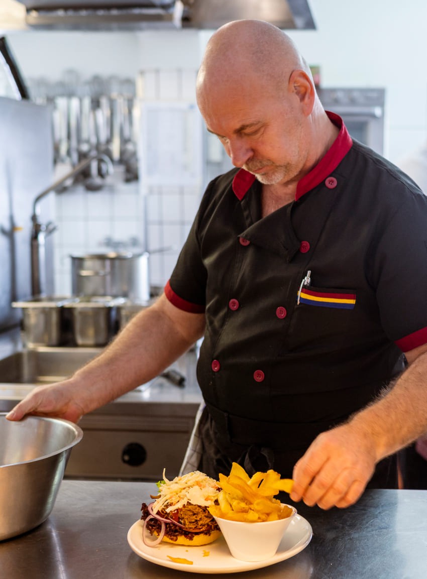 Unser Koch bei der Zubereitung der Speisen auf der Skih&uuml;tte My Sportalm im Skiverbund Ski amad&eacute;