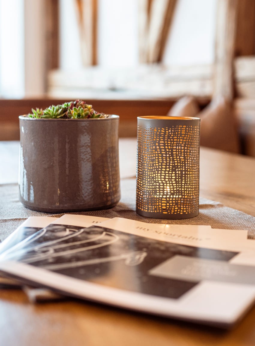 Tisch mit Speise- und Getr&auml;nkekarte der My Sportalm im Skigebiet Radstadt-Altenmarkt